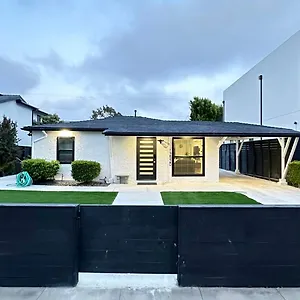Modern 2br Stylish & Cozy Unit Bed & Breakfast
